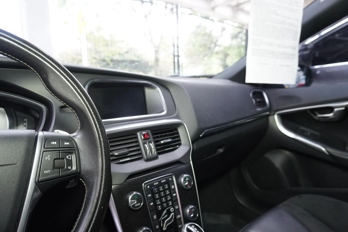 VOLVO V40 2019