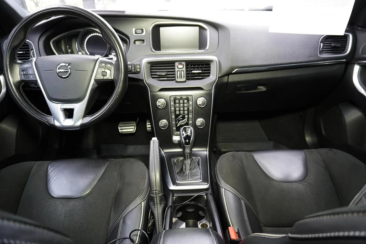 VOLVO V40 2019