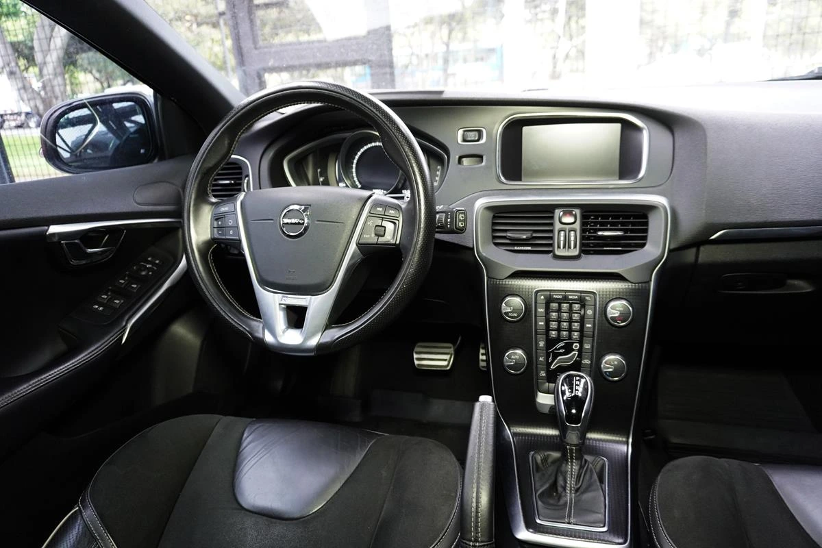 VOLVO V40 2019