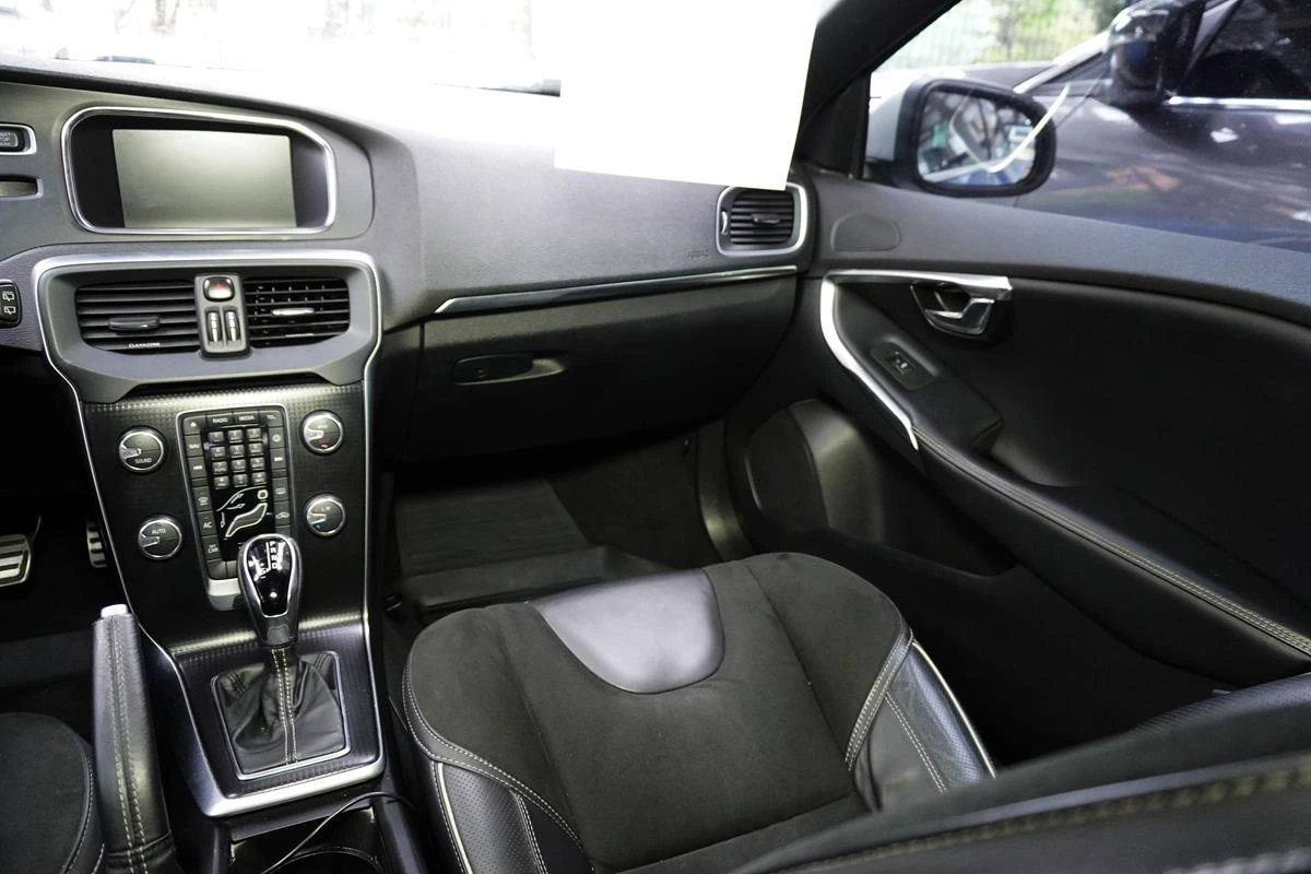 VOLVO V40 2019