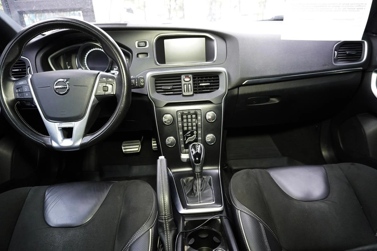 VOLVO V40 2019