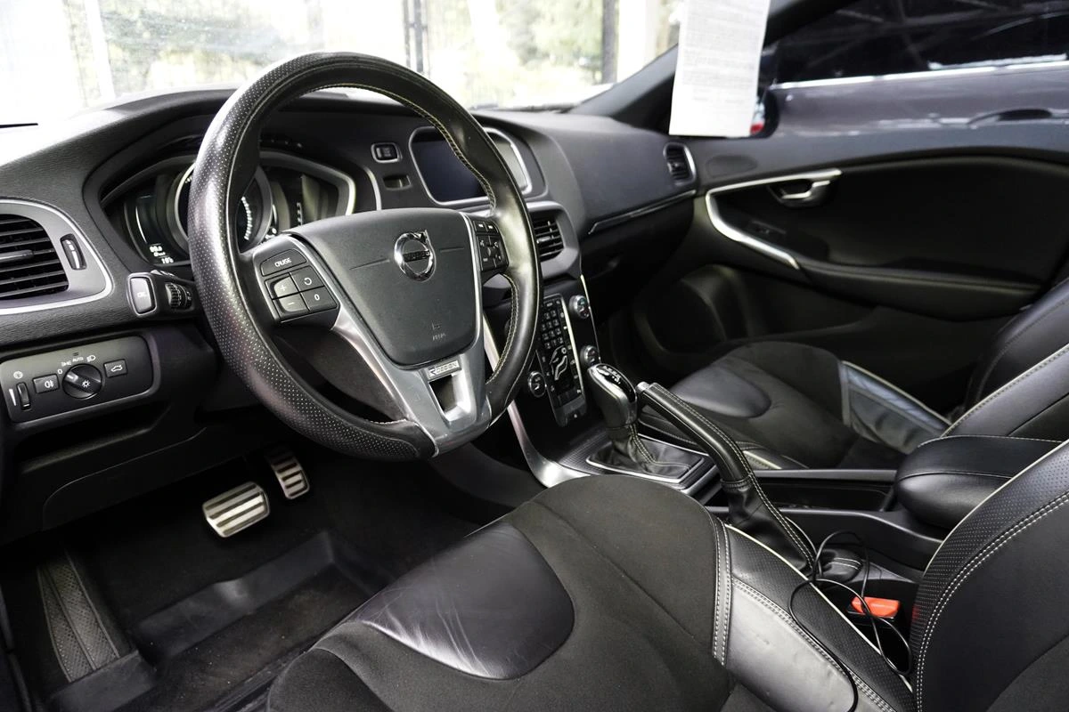 VOLVO V40 2019