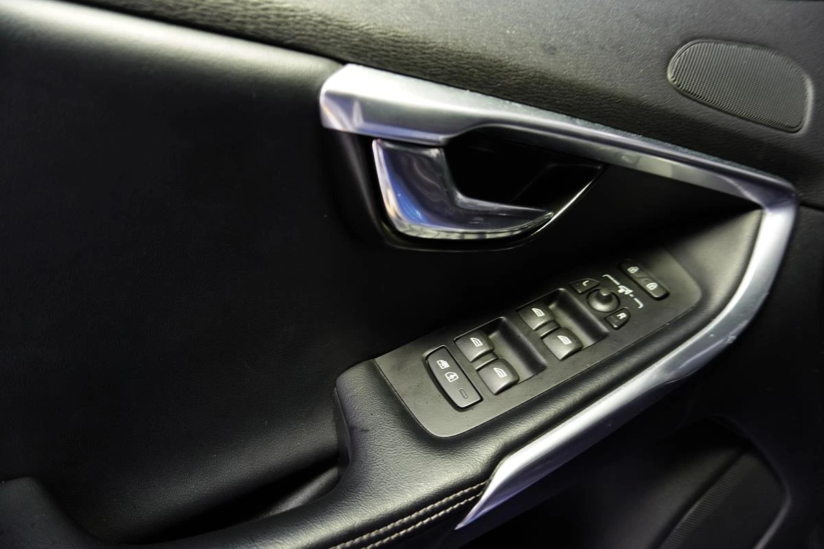 VOLVO V40 2019