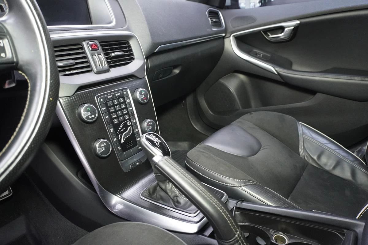 VOLVO V40 2019