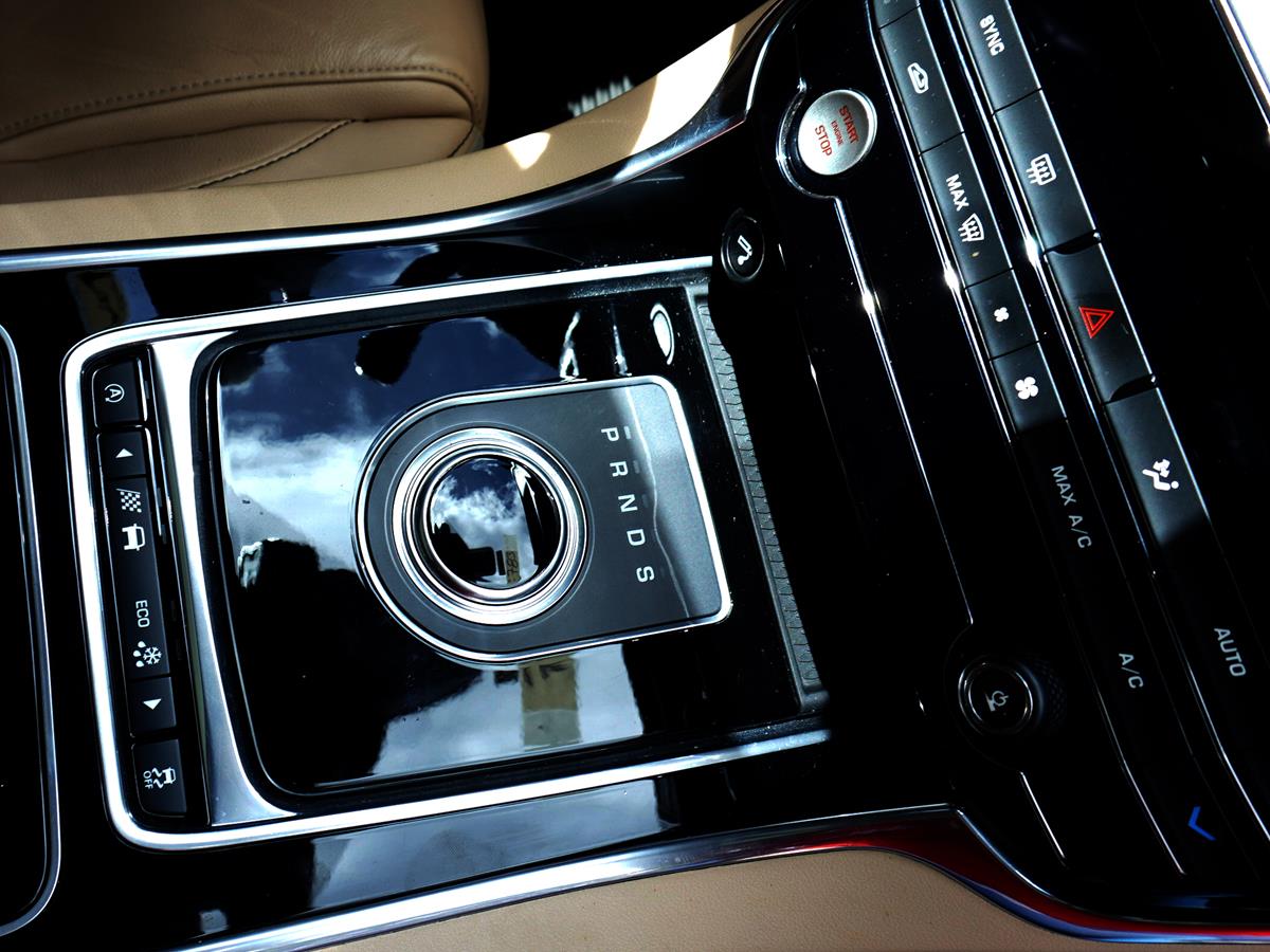 JAGUAR XE 2.0 L PRESTIGE 2017