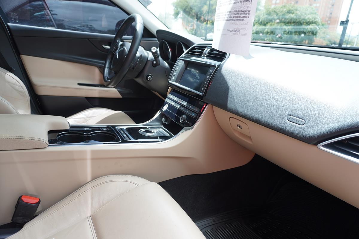 JAGUAR XE 2.0 L PRESTIGE 2017