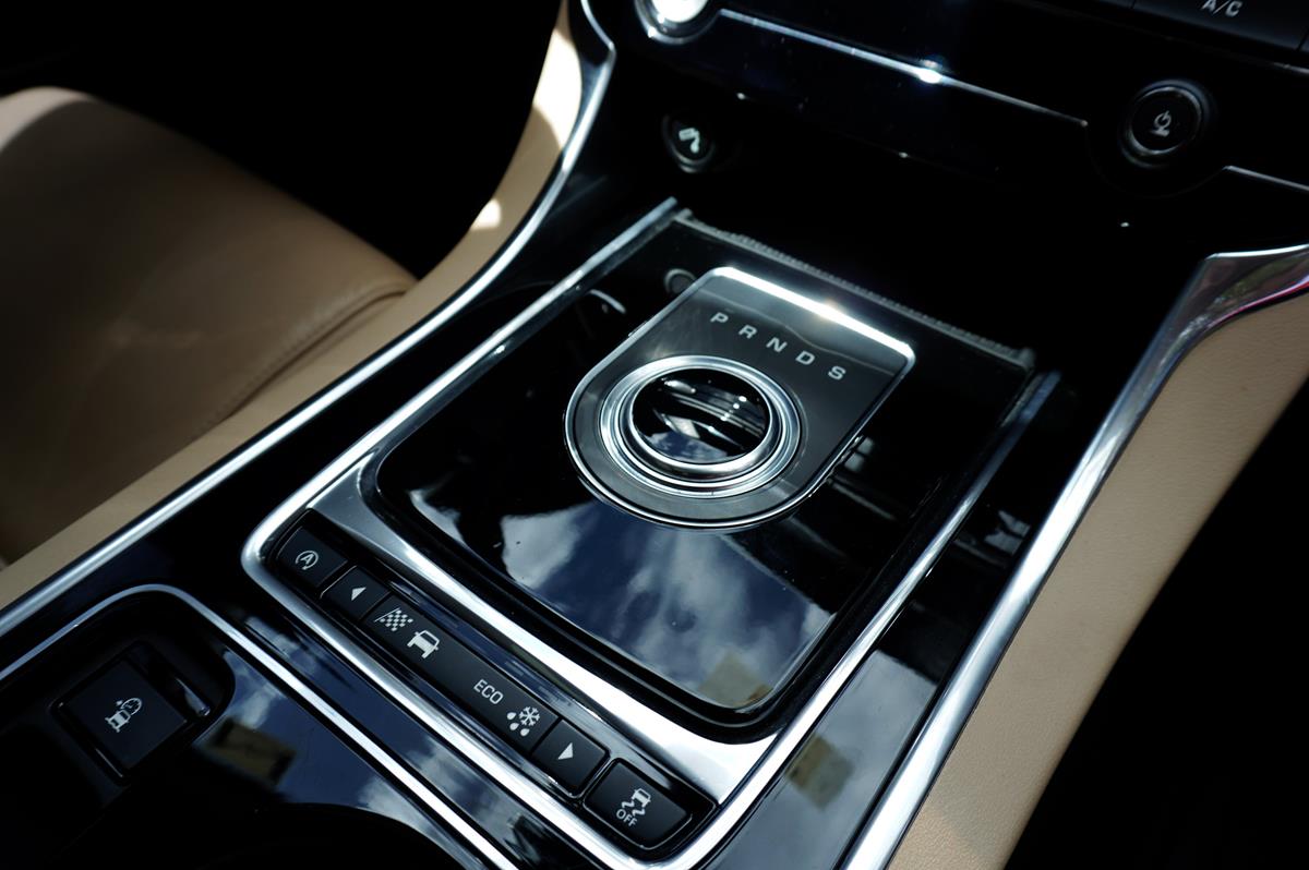 JAGUAR XE 2.0 L PRESTIGE 2017